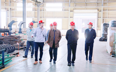 標(biāo)題：中國(guó)農(nóng)機(jī)院領(lǐng)導(dǎo)一行到華德牧草公司調(diào)研
瀏覽次數(shù)：1658
發(fā)表時(shí)間：2024-04-18