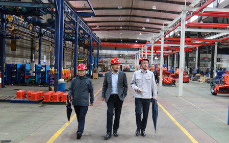 標(biāo)題：中國農(nóng)機(jī)院黨委副書記、總經(jīng)理苑嚴(yán)偉深入華德牧草公司調(diào)研指導(dǎo)
瀏覽次數(shù)：2196
發(fā)表時(shí)間：2024-07-22