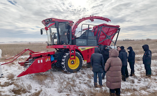 標(biāo)題:中央財(cái)政林草科技推廣項(xiàng)目設(shè)備交付 檸條收獲機(jī)落地賦能沙地生態(tài)治理
瀏覽次數(shù):136
發(fā)表時(shí)間:2025-12-12